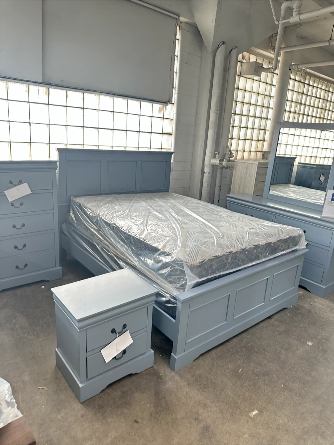4 piece queen set bed frame mirror dresser nightstand