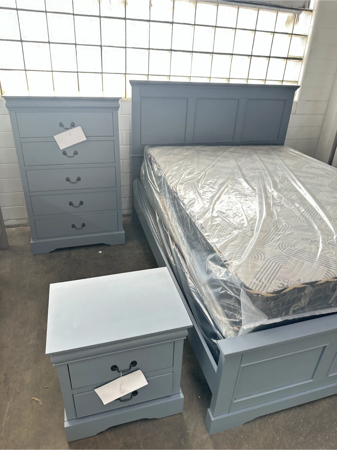 4 piece queen set bed frame mirror dresser nightstand - photo 2