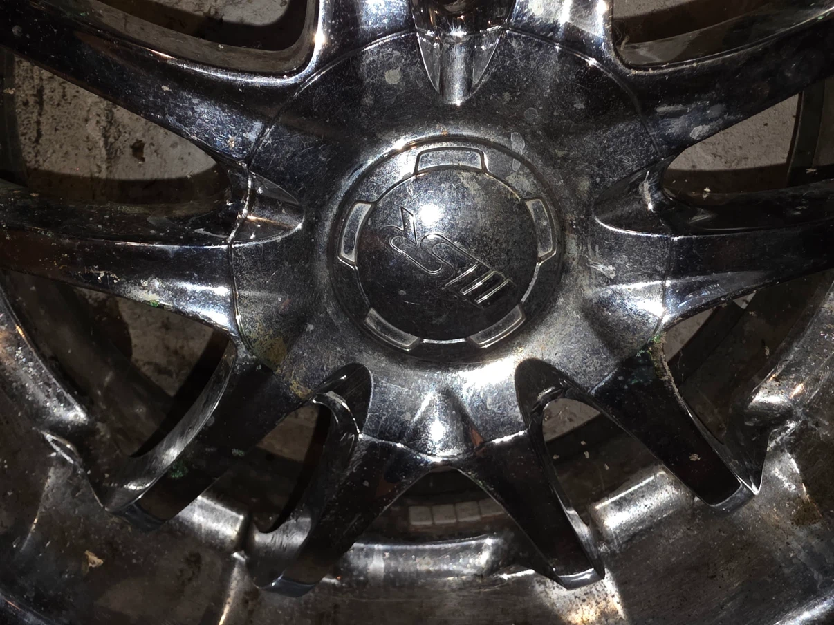 235/35ZR20 Tire with Chrome Rim - photo 4