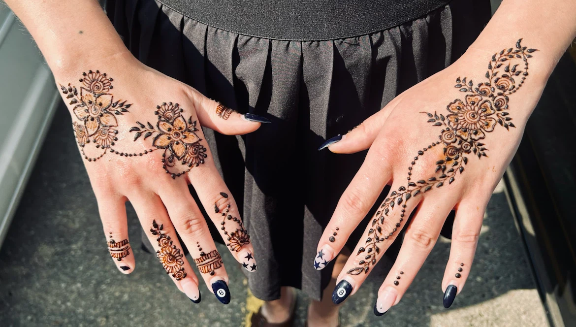 Henna artist