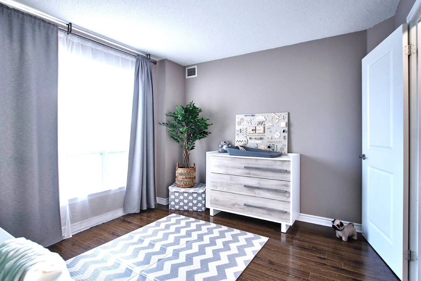 TULIP Crib + Dresser + Mattress + Leander Matty Changer - photo 5