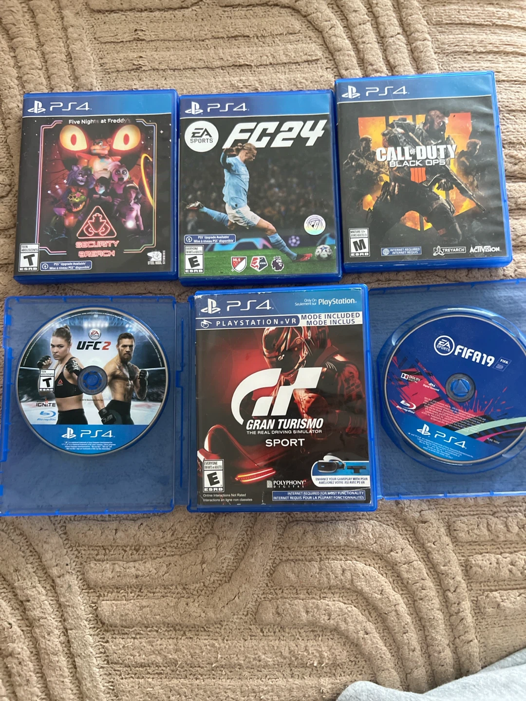 PlayStation 4 Console with 2 Controllers and Games - photo 3