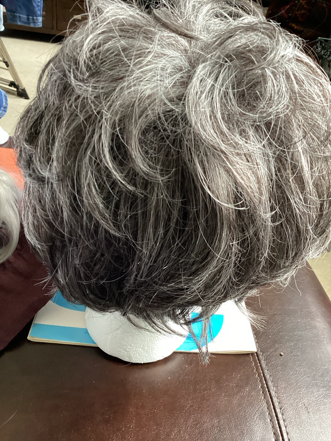 Wig with short, layered grey and dark brown hair - photo 2