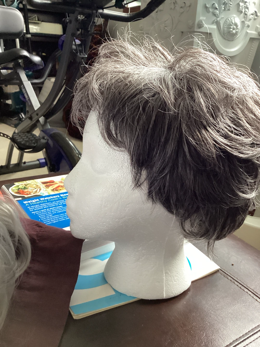 Wig with short, layered grey and dark brown hair - photo 3