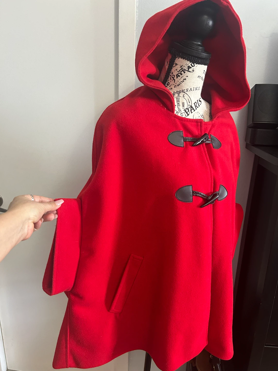 Red hooded cape with toggle closure and bow detail - photo 2