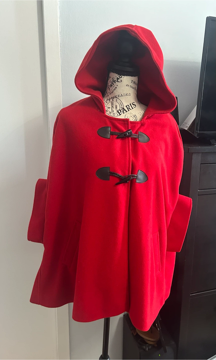 Red hooded cape with toggle closure and bow detail - photo 3