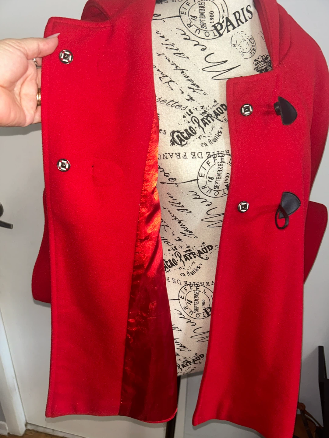Red hooded cape with toggle closure and bow detail - photo 4
