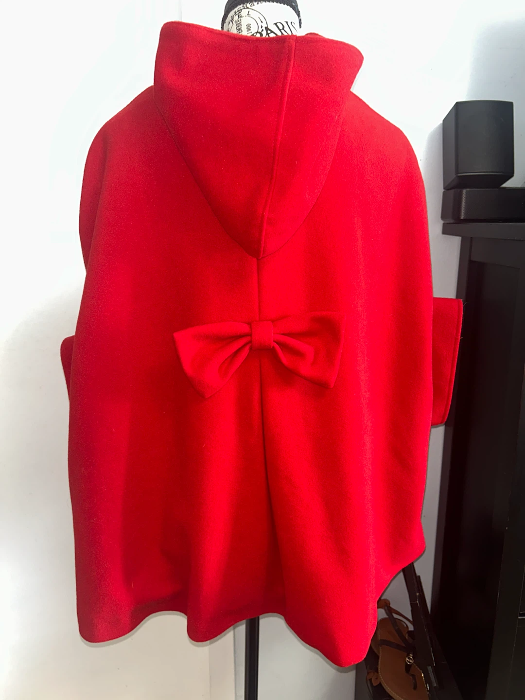 Red hooded cape with toggle closure and bow detail - photo 5