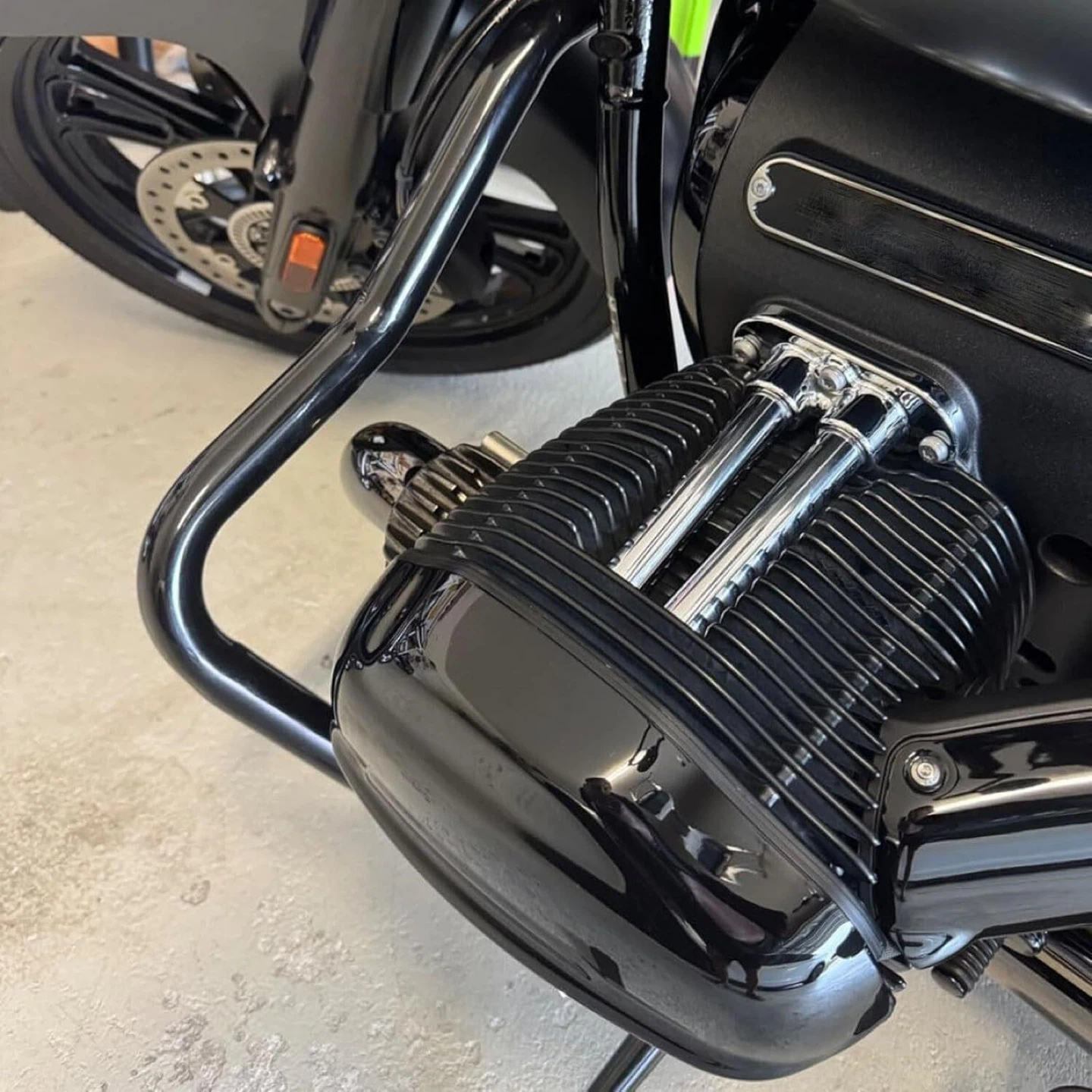 BMW R18 Engine Guard Bar (Black) - BN - photo 2