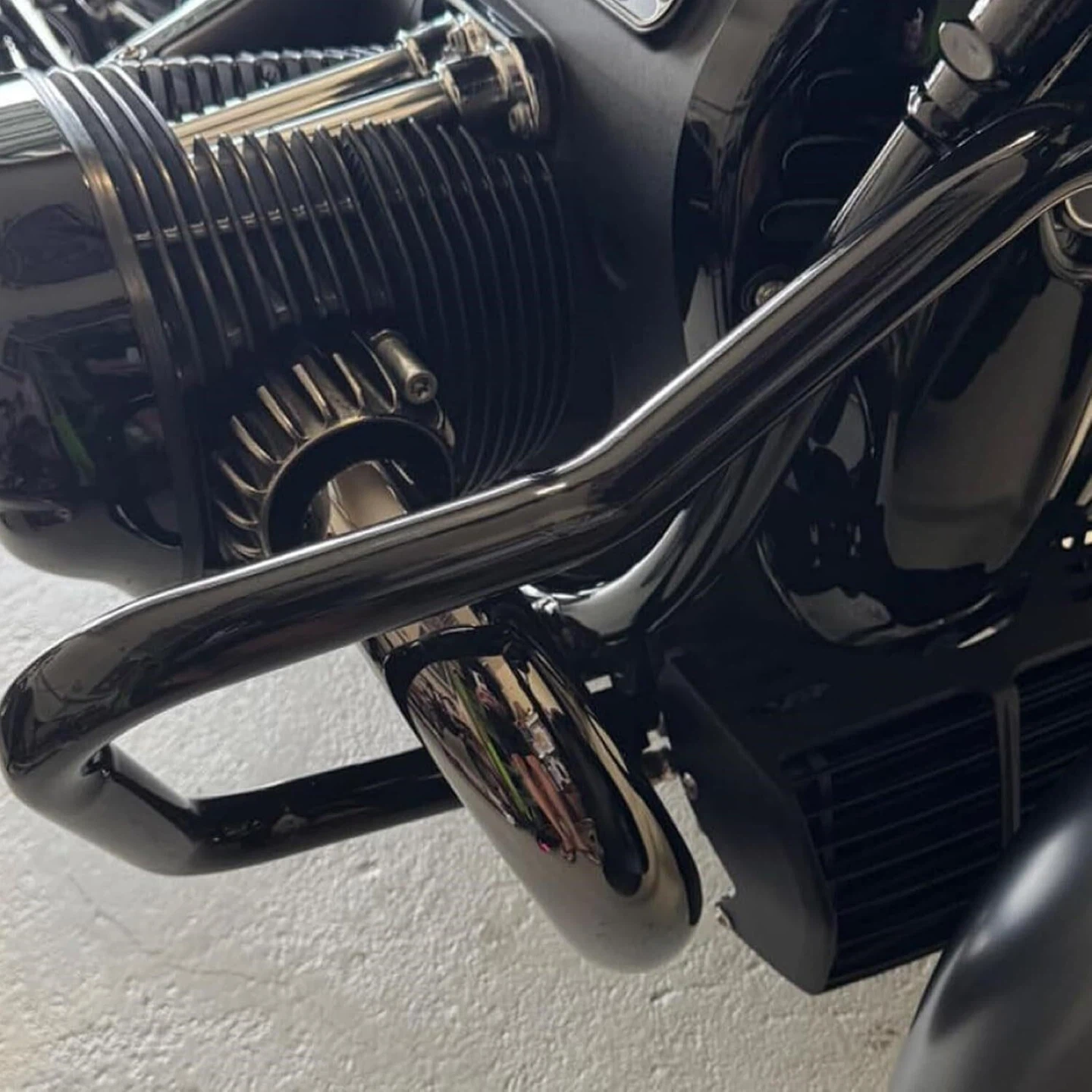 BMW R18 Engine Guard Bar (Black) - BN - photo 3