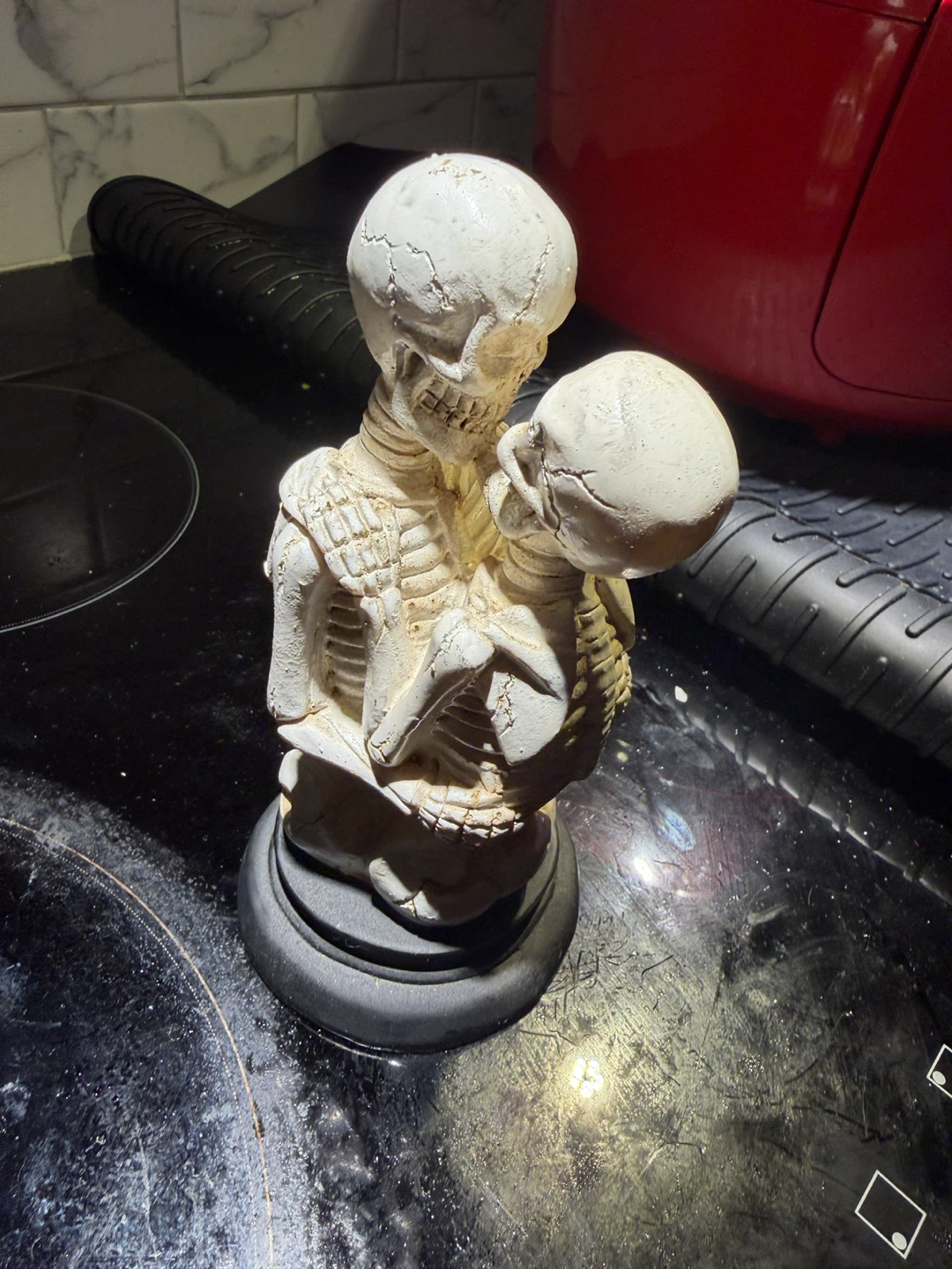 Skeleton Kissing Couple Figurine - photo 2