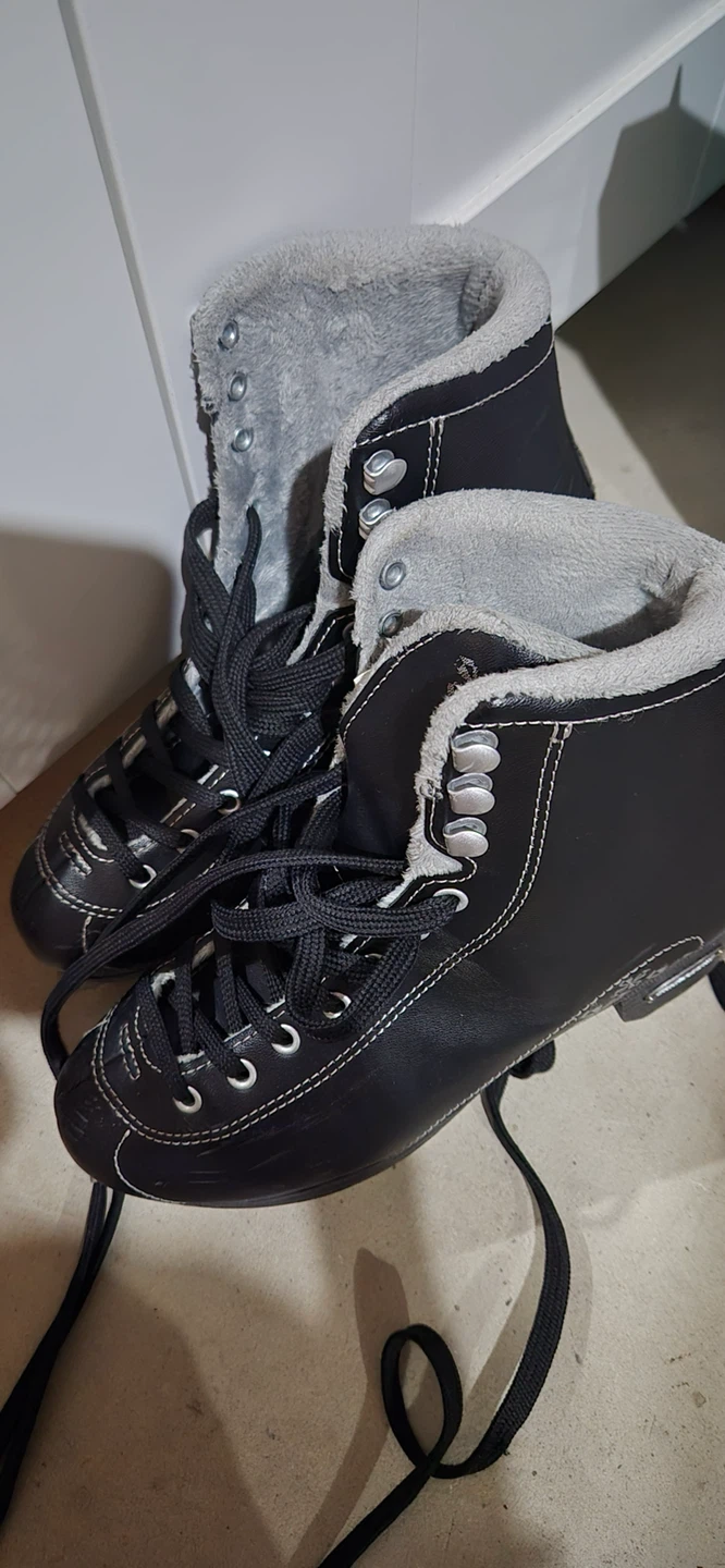Black Figure Skates with Fur Lining