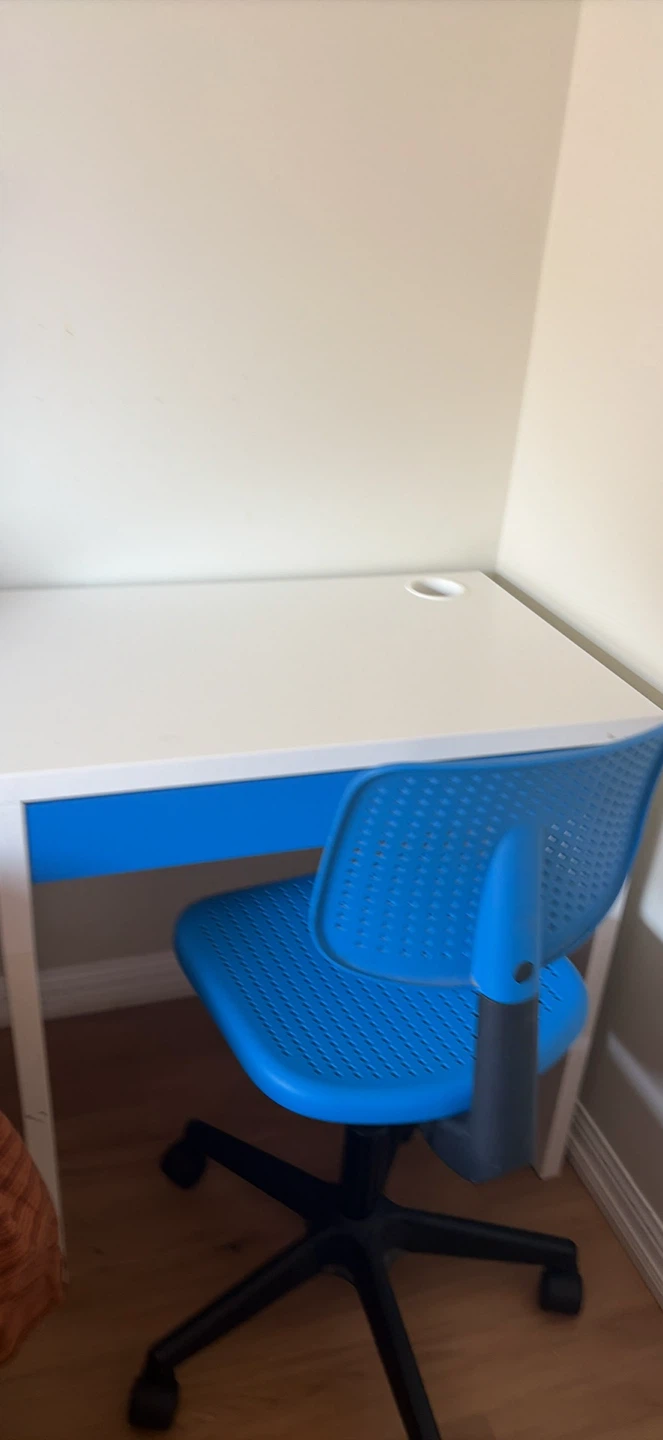 Kids Desk and Chair Set