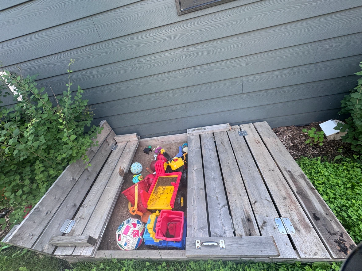 Wooden Sandbox and sand. Built-in Benches - photo 2