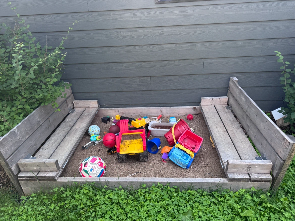 Wooden Sandbox and sand. Built-in Benches - photo 3