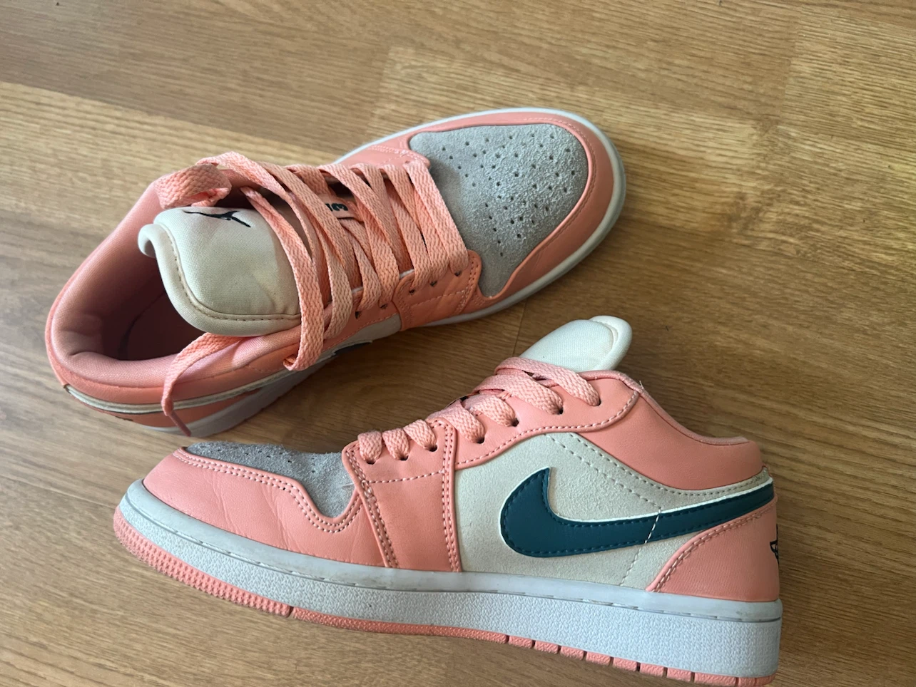 Air Jordan 1 Low SE Pink Grey Sneakers