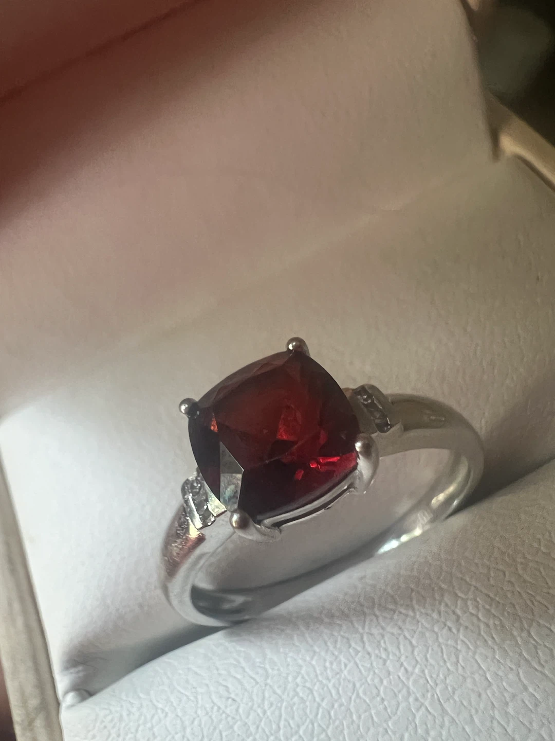 10K Garnet and diamonds Ring - photo 2