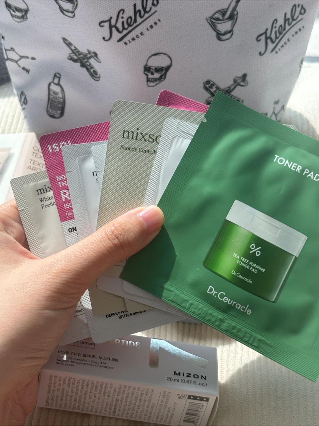 Cosmetic Bag with Skincare Samples & Goodies - photo 2