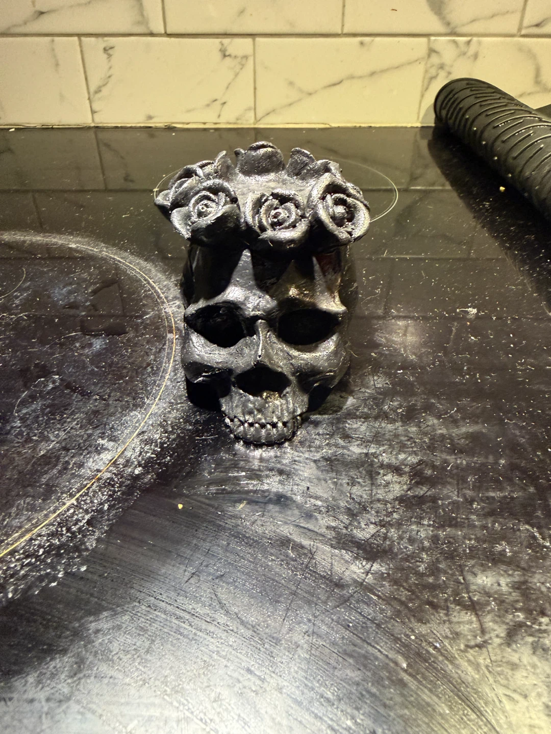 Black Skull with Roses Figurine - photo 2