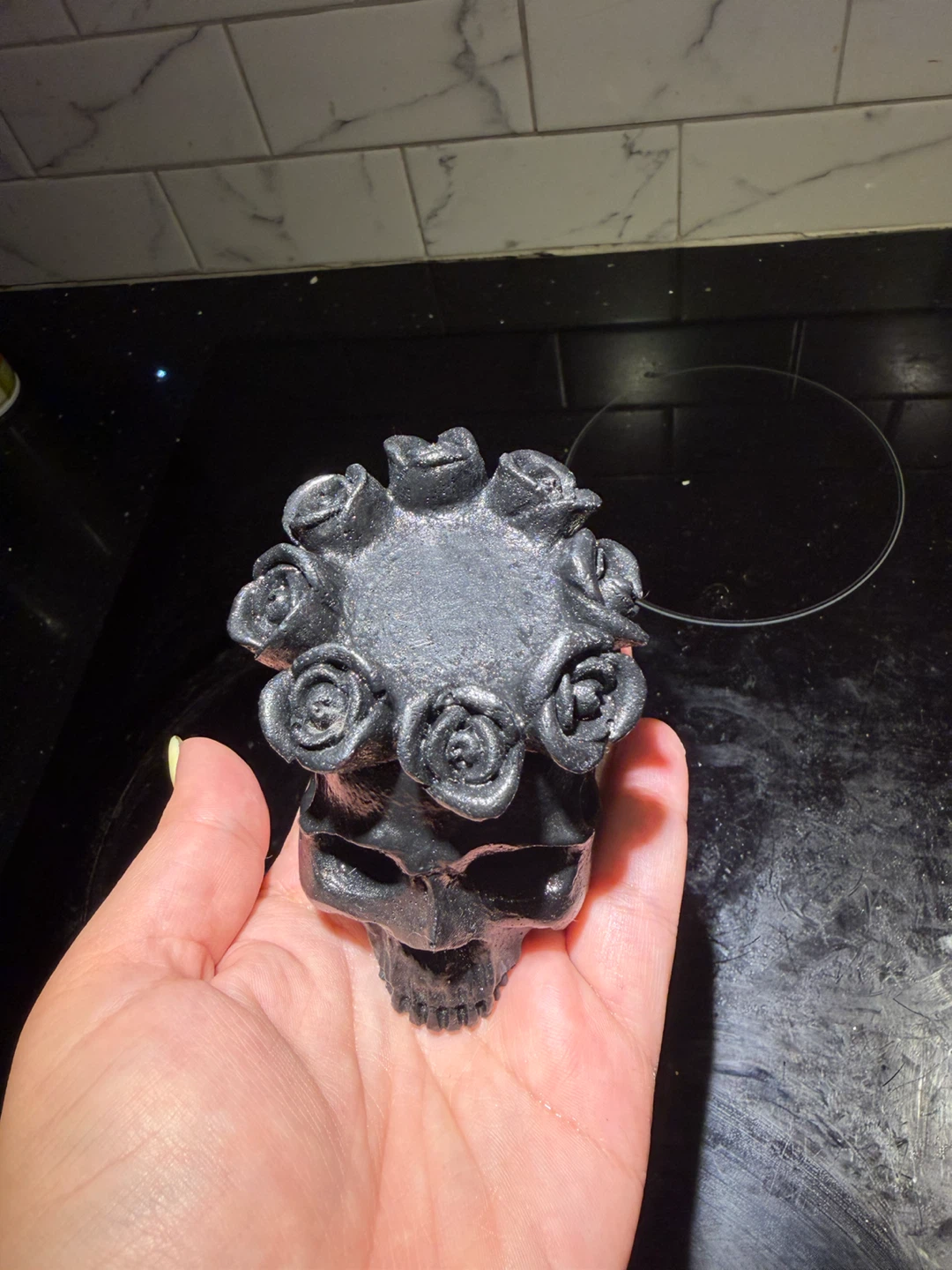 Black Skull with Roses Figurine - photo 3
