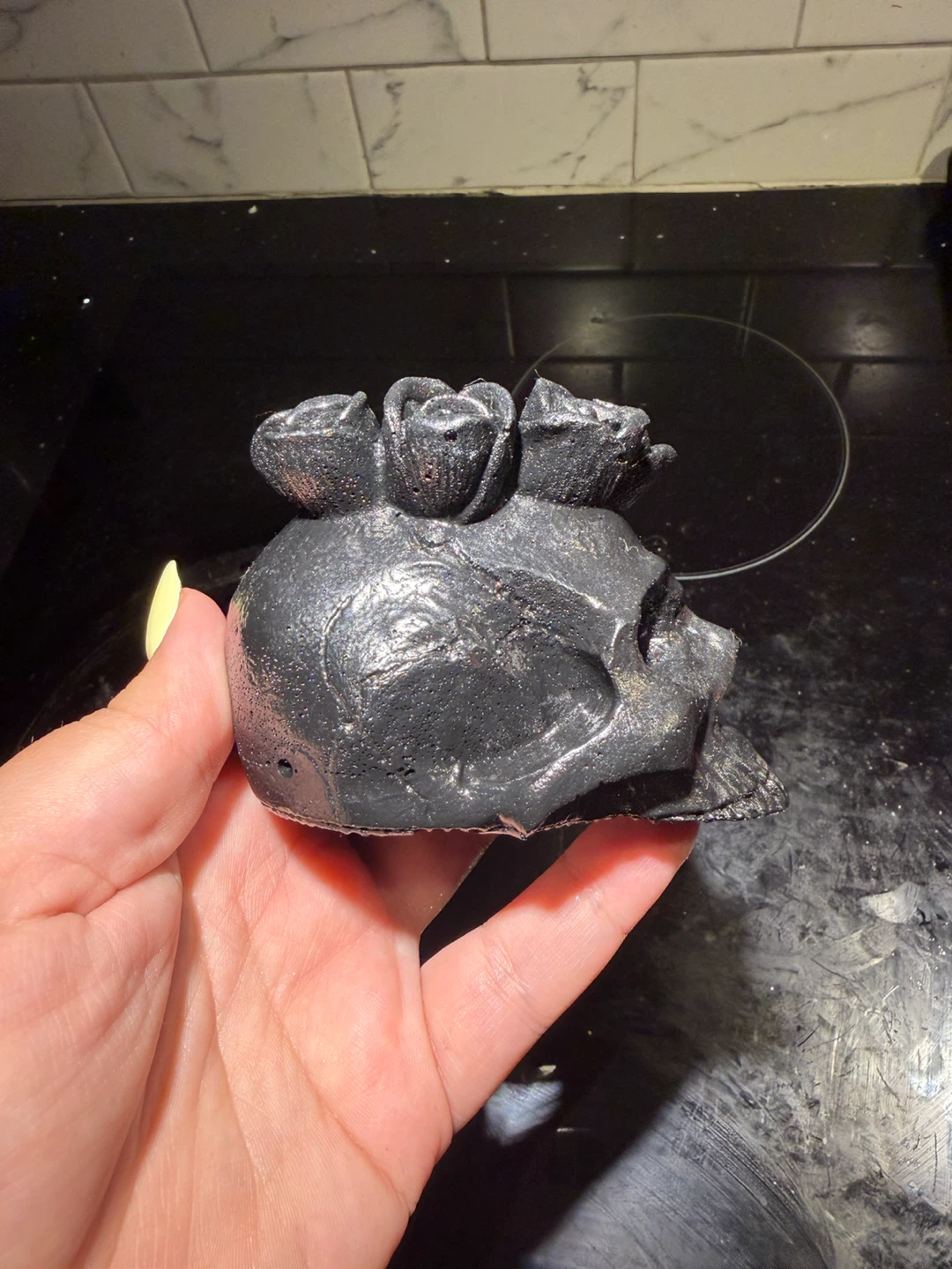 Black Skull with Roses Figurine - photo 4