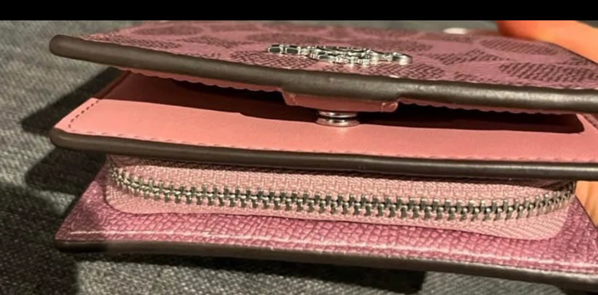 Coach limited edition pink wallet - photo 3