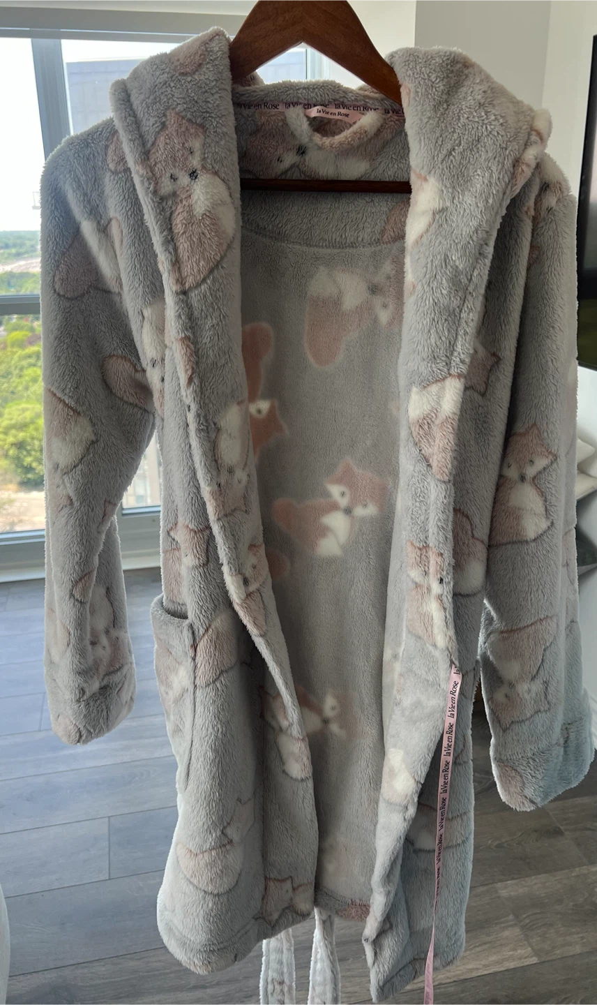 La Vie en Rose Grey Fox Fleece Robe - photo 2