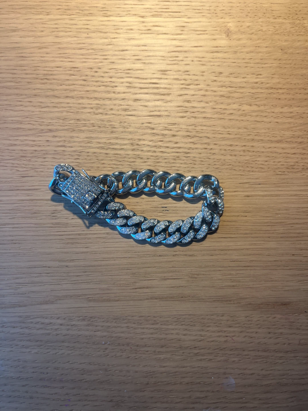 Thick chain bracelet with gems