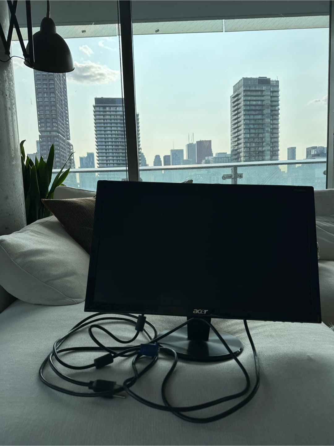 Acer P206HL 20-inch monitor — VGA/DVI — cables included - photo 2