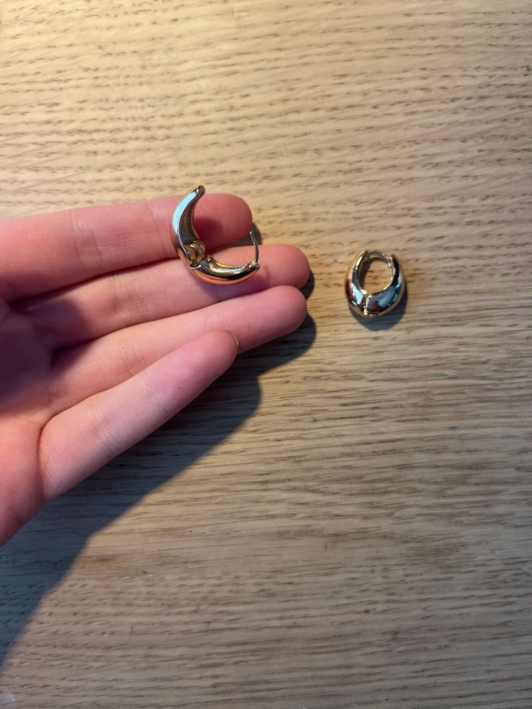 Small gold earrings - photo 2