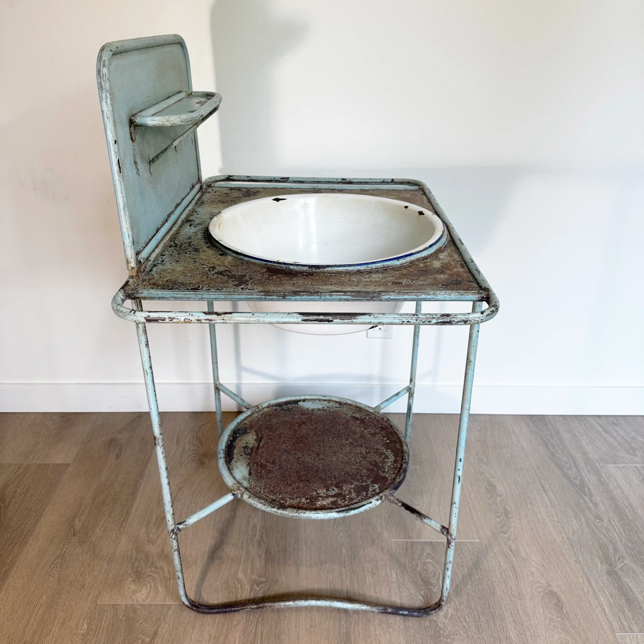 Antique metal washstand with enamel basin and removable wood top - photo 2