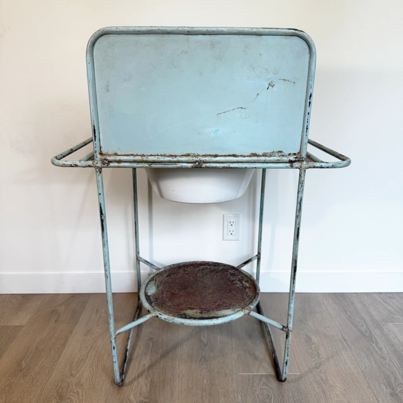 Antique metal washstand with enamel basin and removable wood top - photo 3