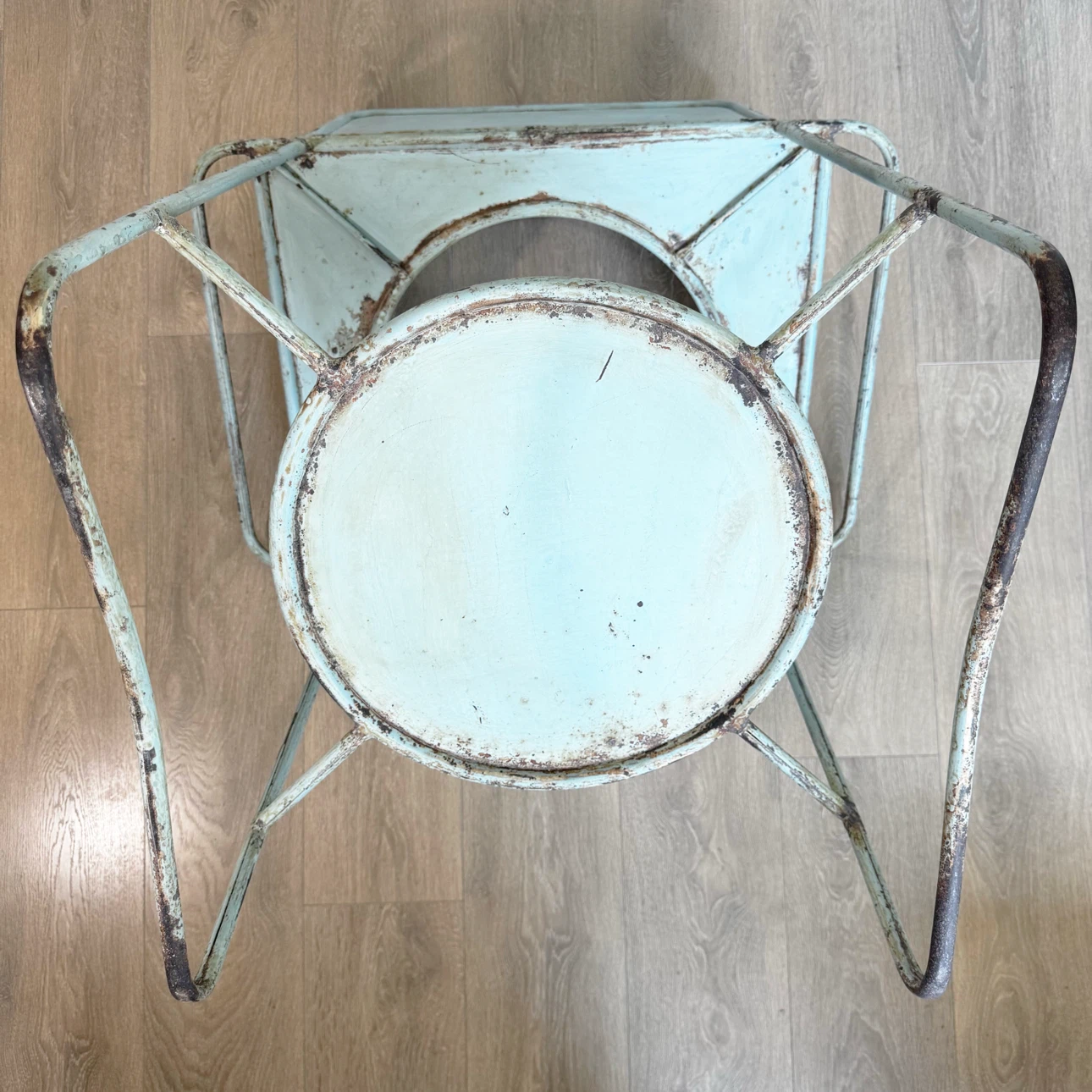 Antique metal washstand with enamel basin and removable wood top - photo 5