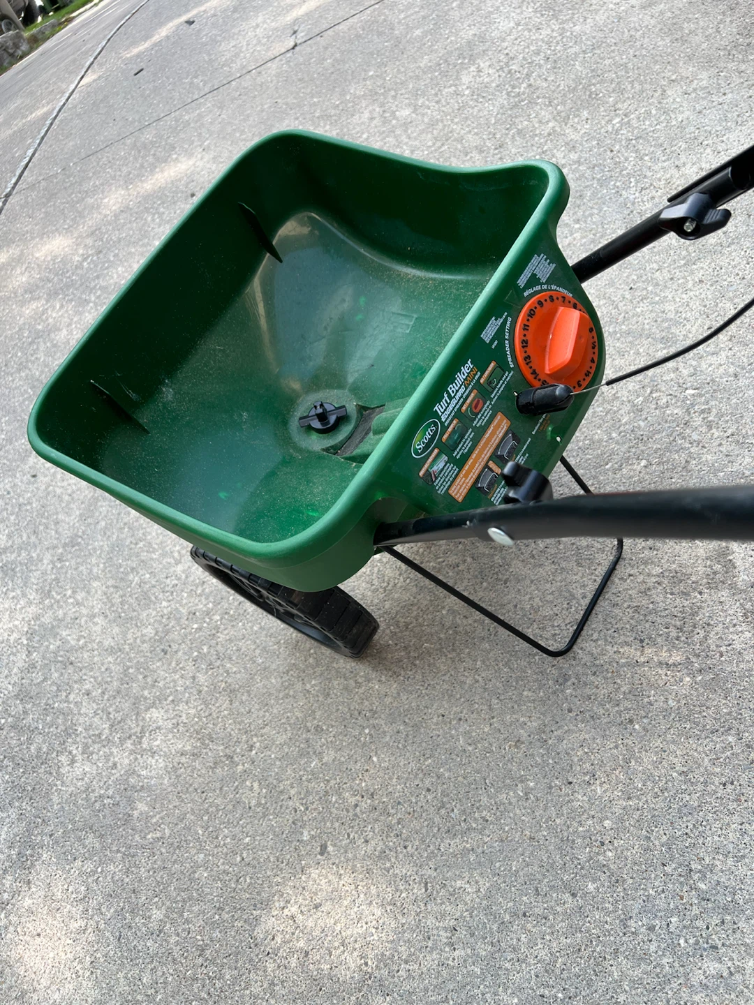 Scotts Turf Builder Broadcast Spreader - photo 2