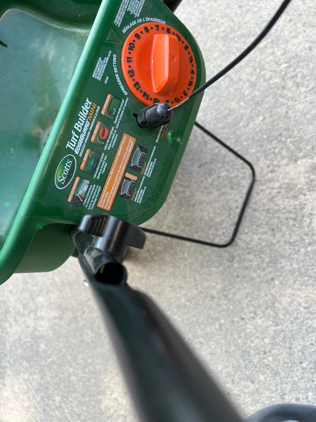 Scotts Turf Builder Broadcast Spreader - photo 3