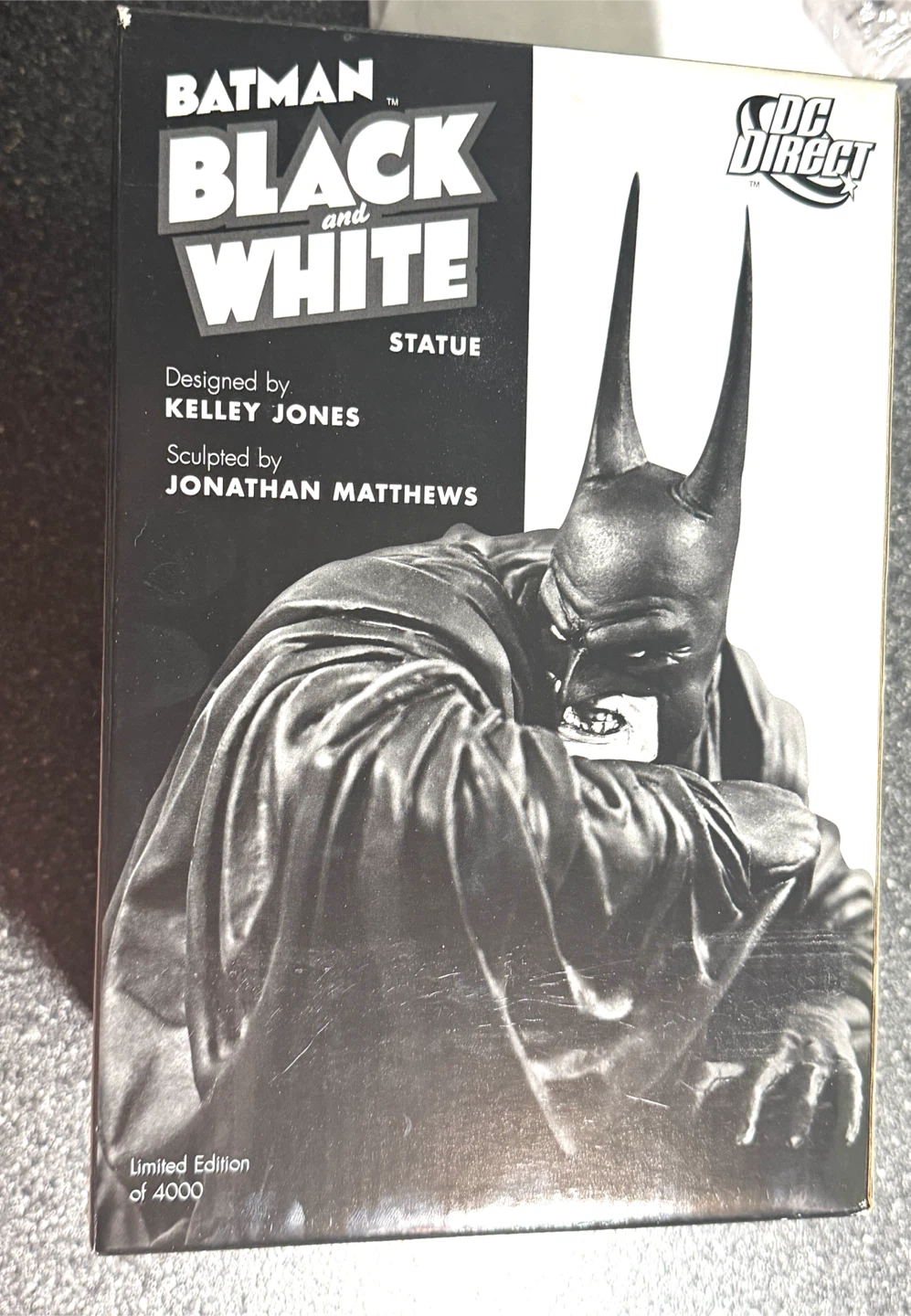 DC Direct Batman Black and White Statue by Kelley Jones - photo 3