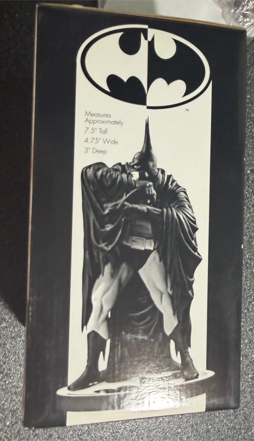 DC Direct Batman Black and White Statue by Kelley Jones - photo 4