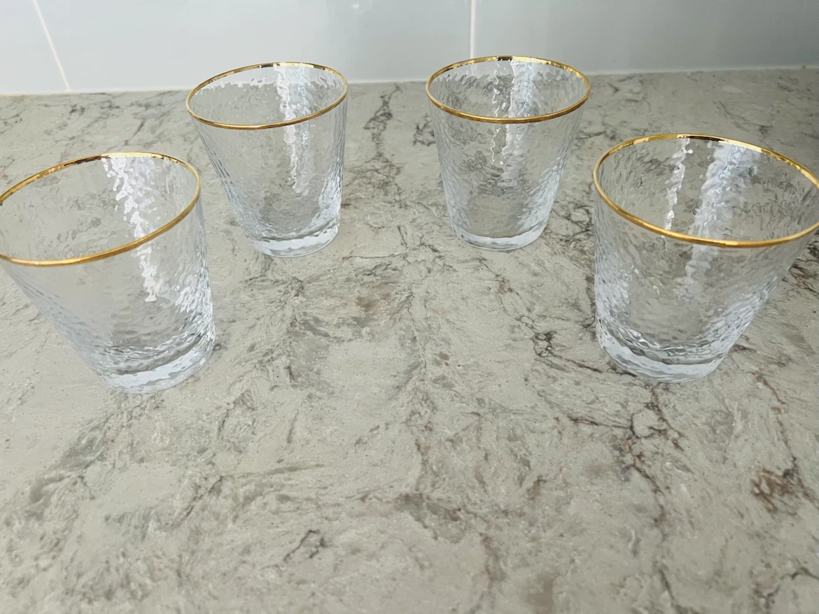 (Foxhome brand)Set of 4 Textured Glasses with Gold Rim