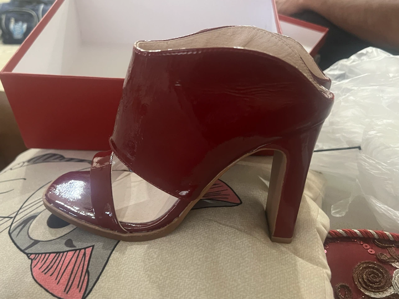 42 Gold Burgundy Patent Leather Heels Size 7.5 - photo 2