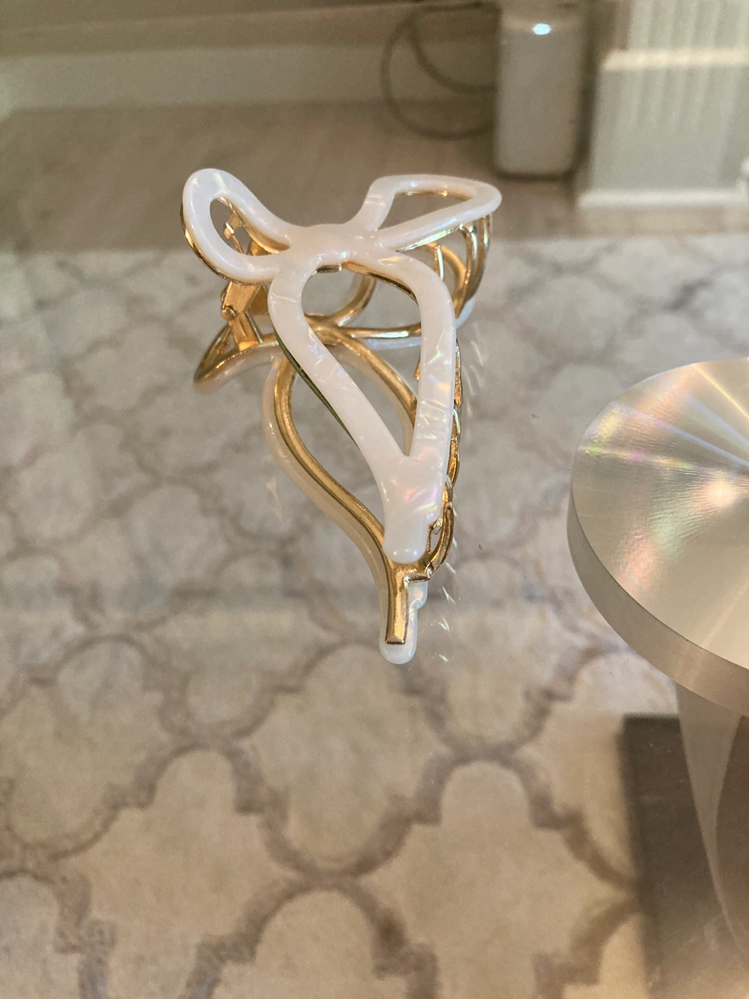 Iridescent White and Gold Claw Clip - photo 2
