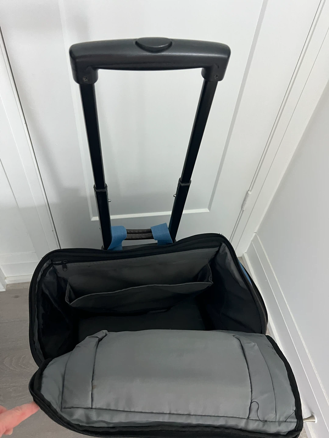 Blue rolling carrier with accessories - photo 5