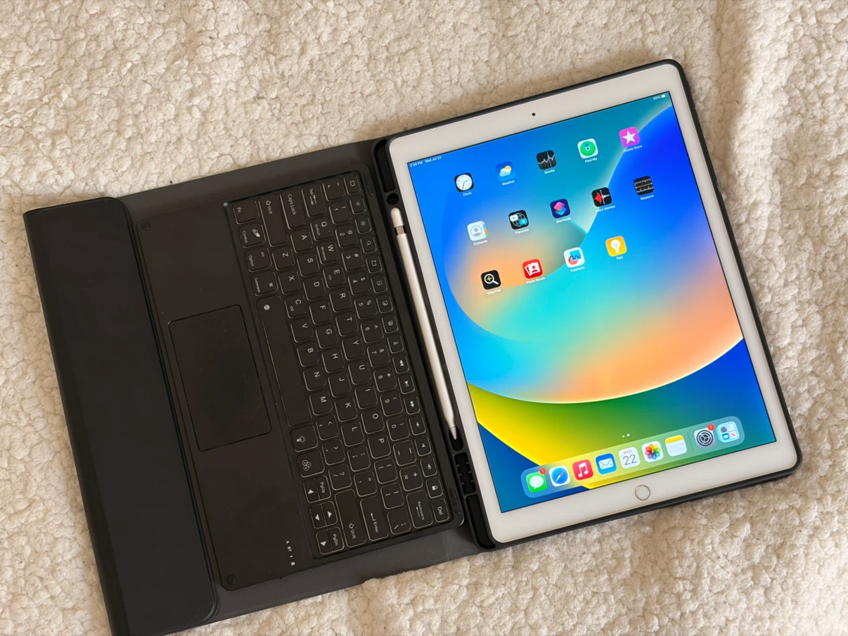 Apple iPad Pro 1st Gen (12.9-inch) with Keyboard Case - photo 2