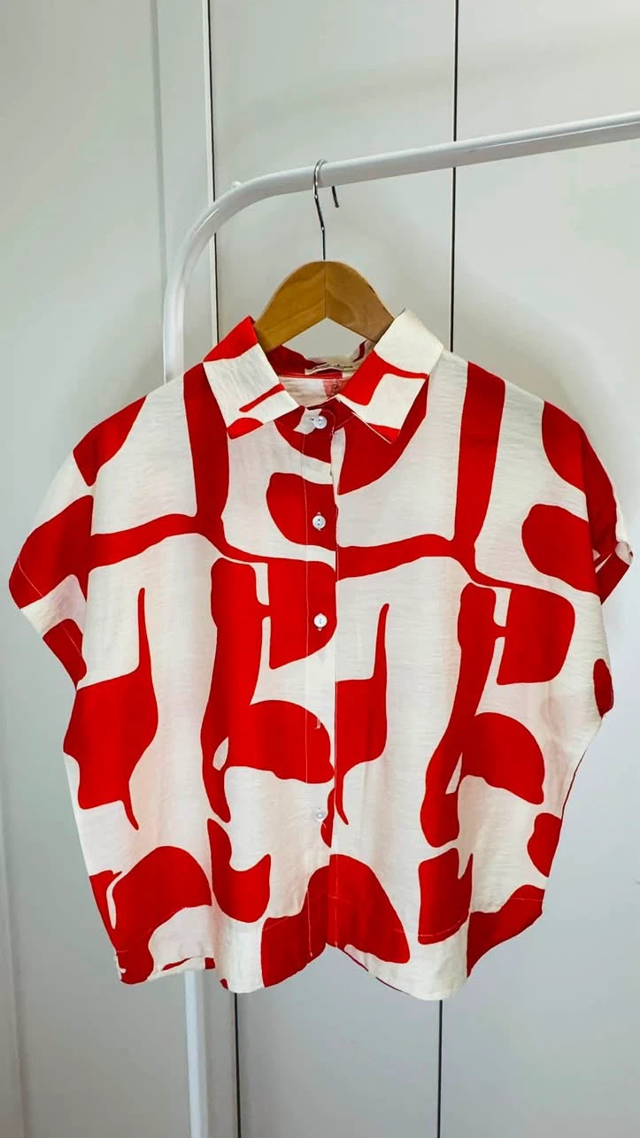 Short Sleeve Button-Up Shirt with Abstract Print - photo 2