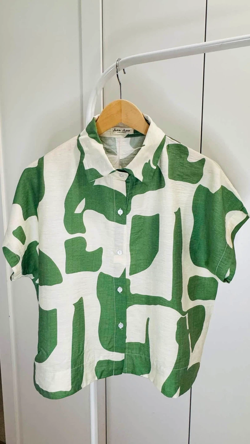 Short Sleeve Button-Up Shirt with Abstract Print - photo 4