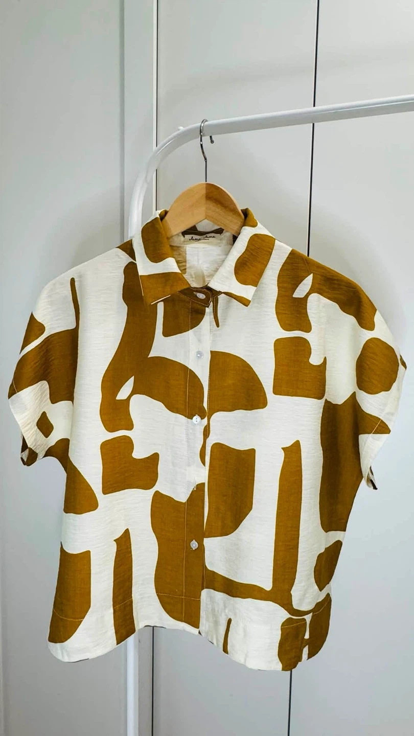Short Sleeve Button-Up Shirt with Abstract Print - photo 5