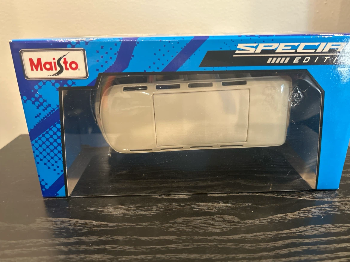 Maisto 1:25 Volkswagen Van "Samba" Special Edition Diecast - photo 3