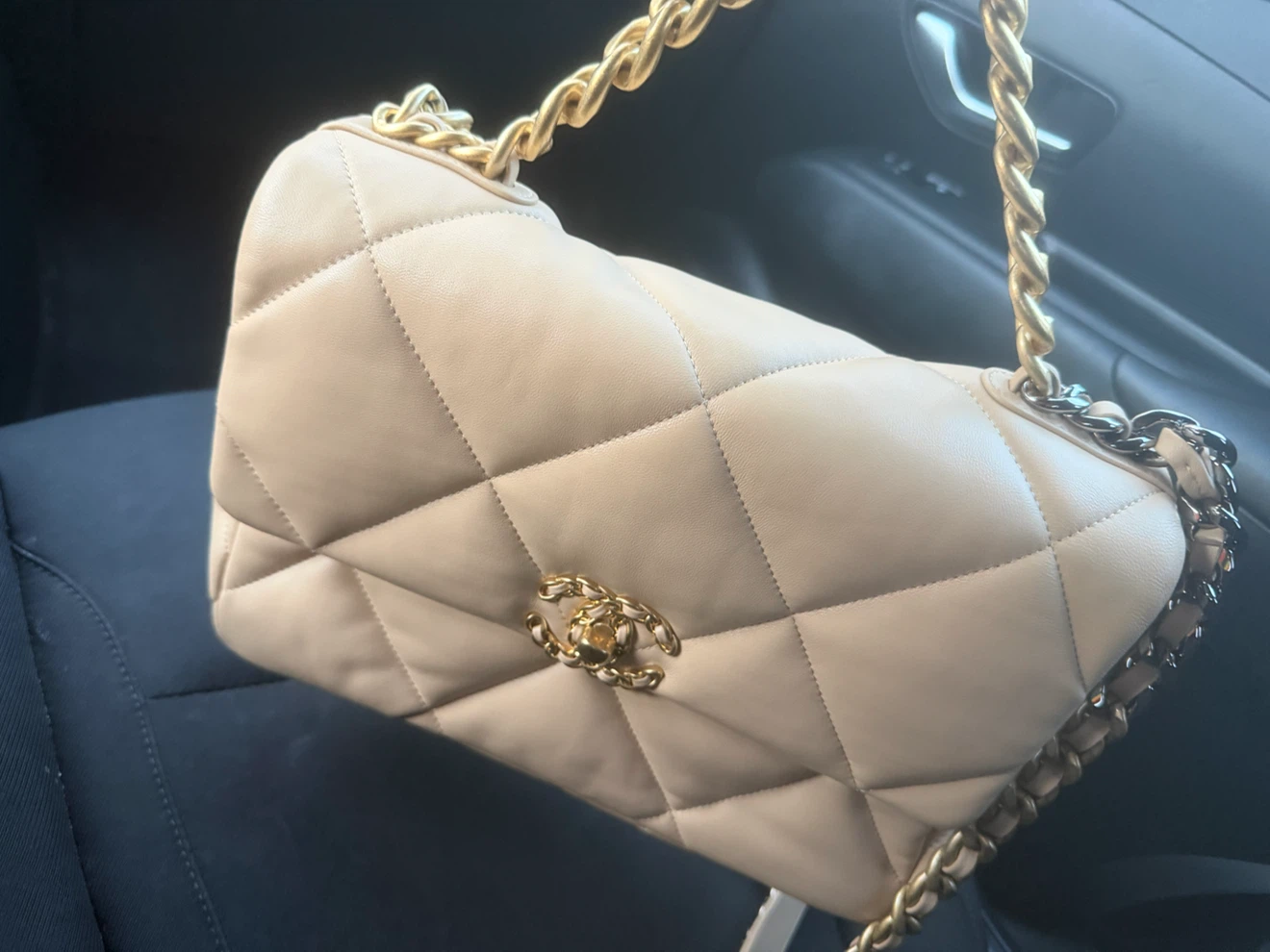 Chanel 19 Handbag - photo 2