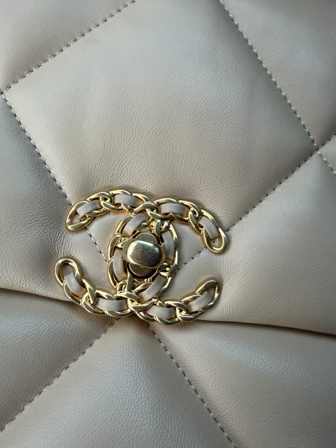 Chanel 19 Handbag - photo 4