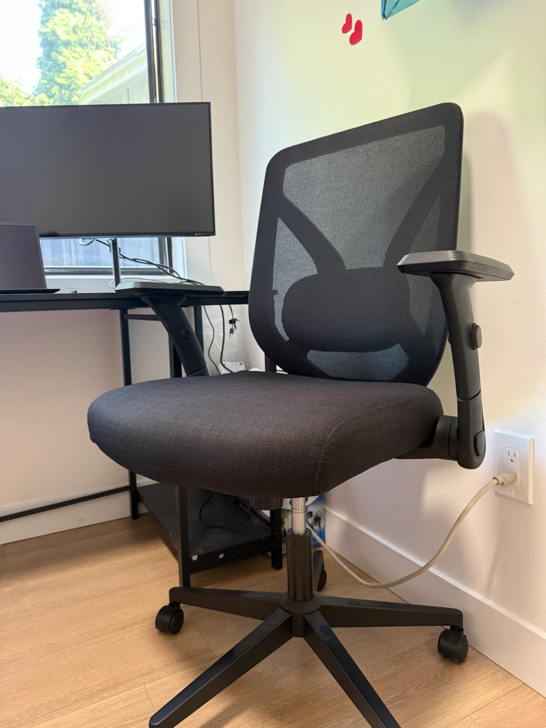 Moving out -Black Office Desk + Ergonomic Mesh Office Chair - photo 3