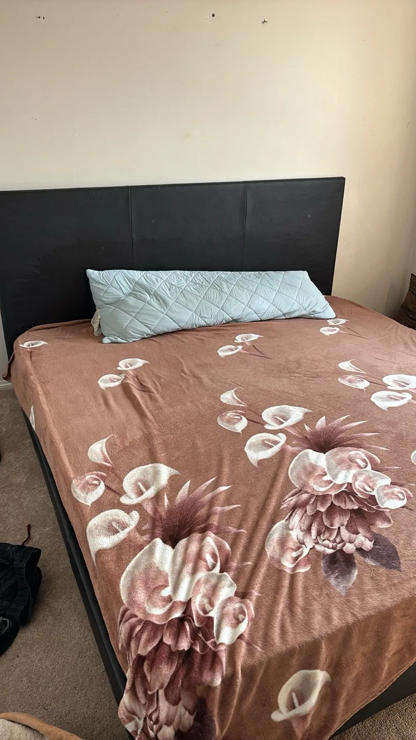 King size bed with mattress - photo 2